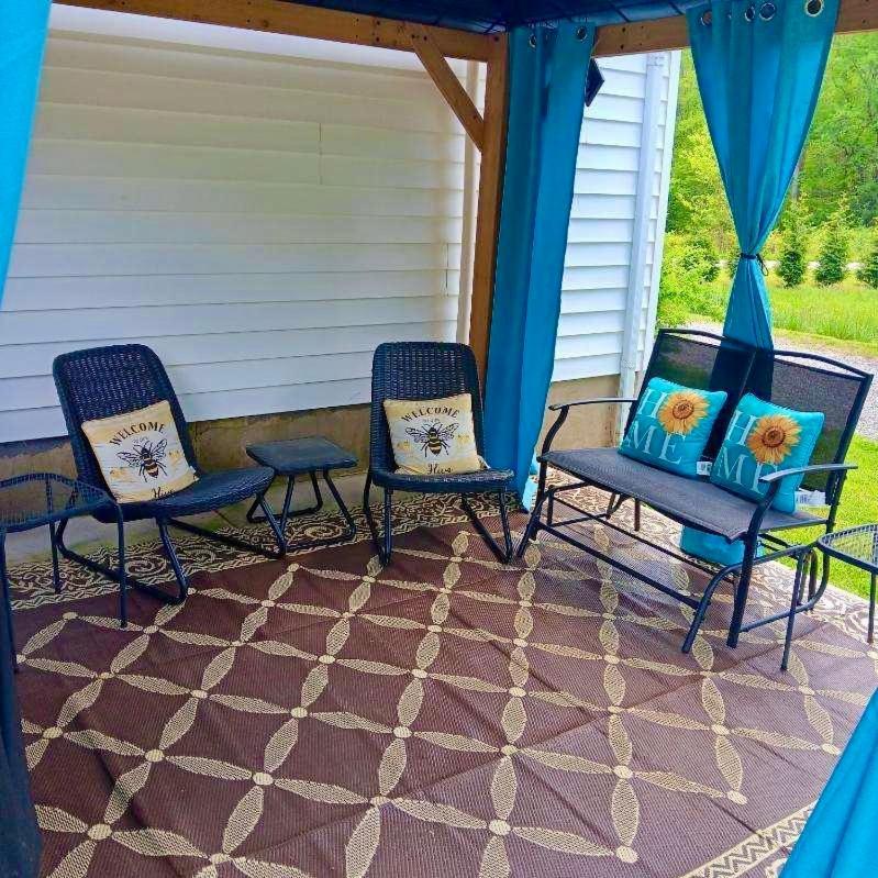 Giggling Creek Cottage - Bedjet! King Sized! Gazebo, 45 Acres, Arcades, Nintendo, More Henry Екстер'єр фото